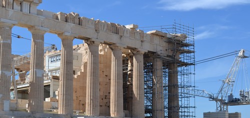 Wskutek upływu czasu i działalności człowieka świątynie na greckim Akropolu znajdują się w opłakanym stanie – uszkodzenia ścian grożą upadkiem słynnych budowli